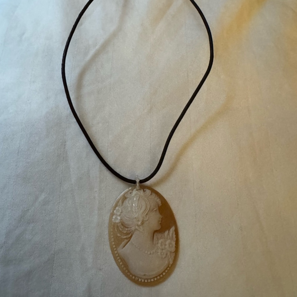 Elegant Cameo Pendant Necklace